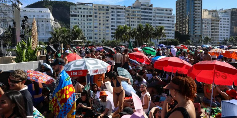 Fãs de Lady Gaga acampam nas areias de Copacabana para ver show