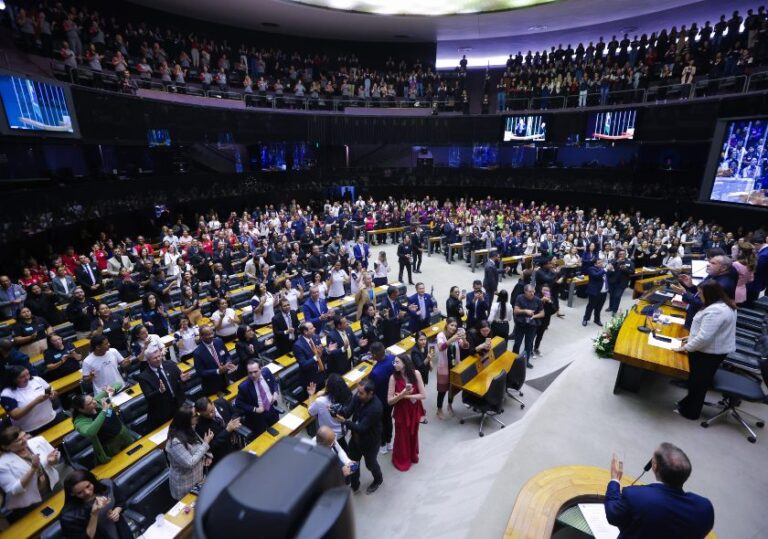 Câmara homenageia os 48 anos da Igreja Universal com sessão solene