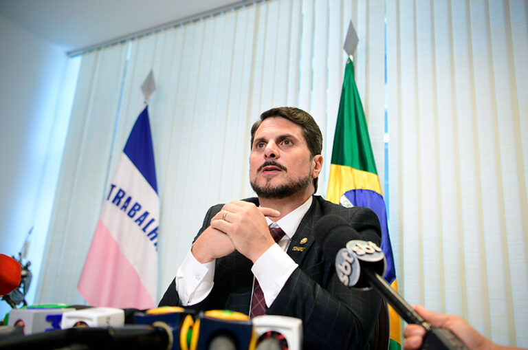 Marcos do Val desembarca dos EUA tendo que usar tornozeleira eletrônica