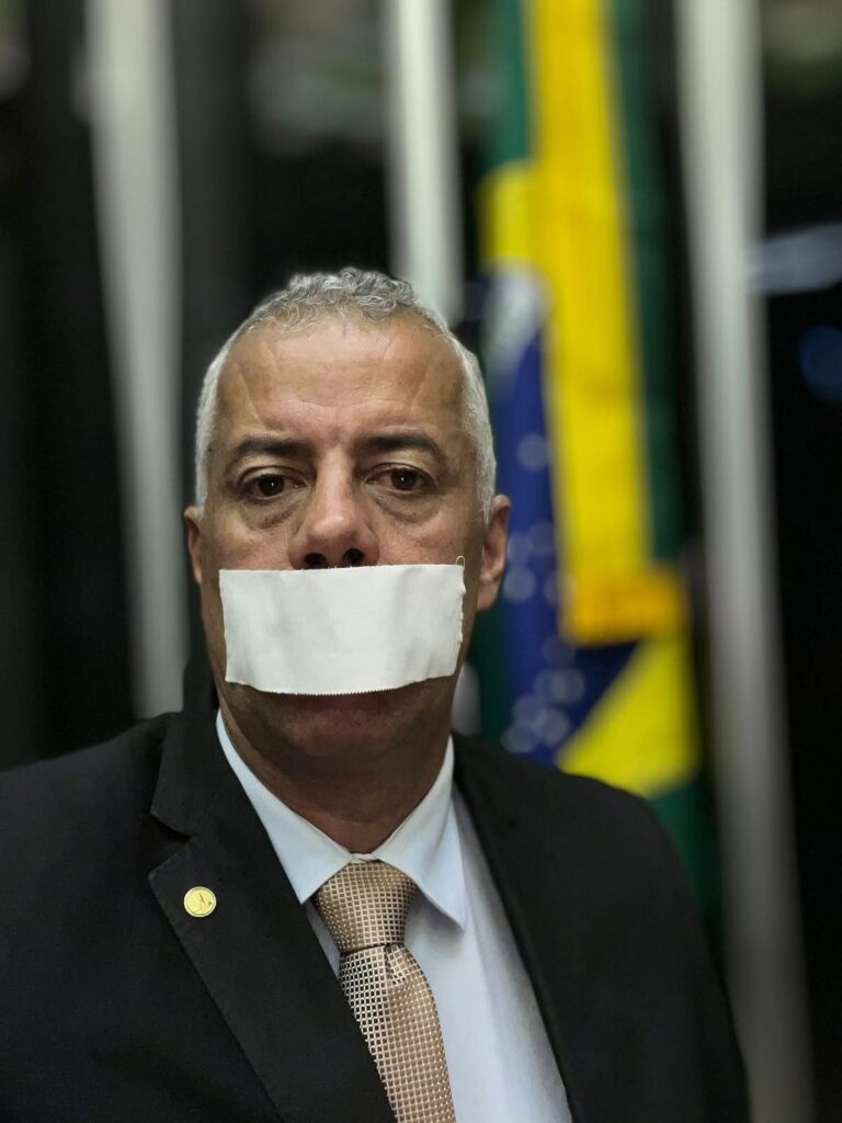 Deputados bolsonaristas impedem sessão na Câmara 