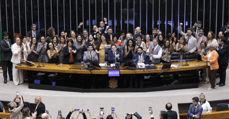 Adultização de crianças nas redes sociais mobiliza Congresso e reacende debate sobre regulação