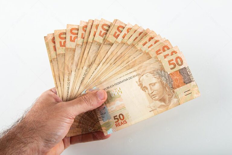 Casagrande anuncia reajuste salarial para professores e agentes de suporte educacional
