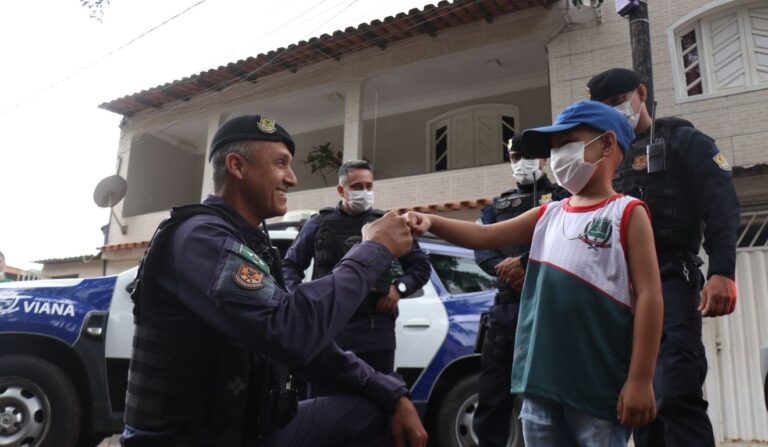 Menino de 6 anos com leucemia realiza sonho de ser guarda municipal em Viana