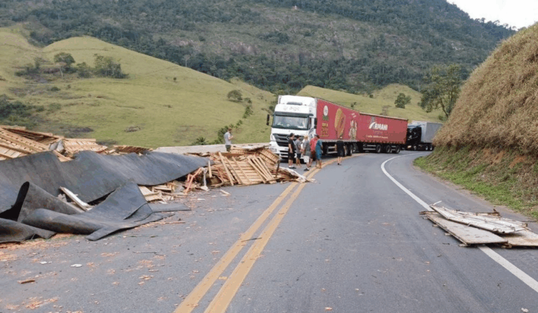 Acidente com caminhão interdita BR-101 nos dois sentidos em Anchieta