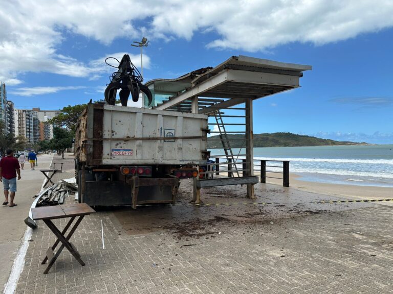 Prefeitura de Guarapari inicia retirada das estruturas externas dos quiosques da Praia do Morro