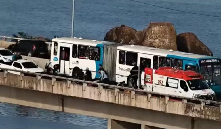 Acidente com motos e carros deixa feridos e causa congestionamento na Segunda Ponte