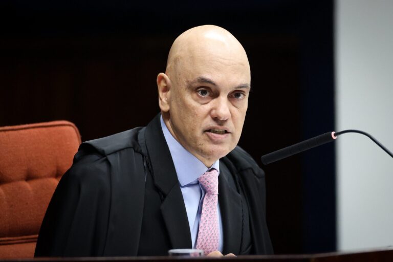 Moraes vota para condenar Bolsonaro e mais 7 por tentativa de golpe