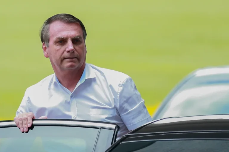 Bolsonaro chega a hospital para cirurgia escoltado pela polícia