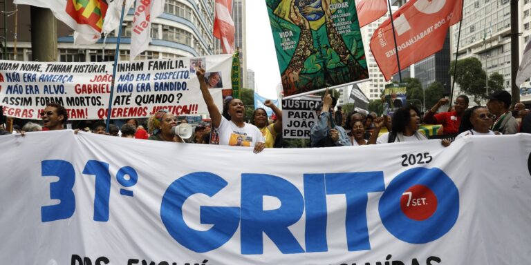 Desfile e protesto tomam as ruas do centro do Rio de Janeiro