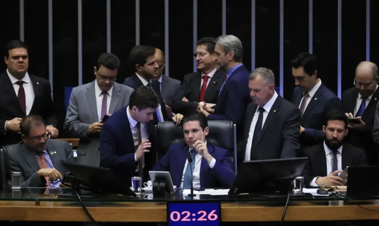 Câmara aprova PEC da Blindagem que limita processos e prisões de parlamentares
