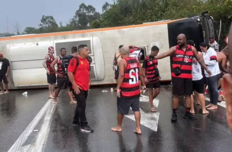 Ônibus com torcedores do Flamengo capota e fere 46