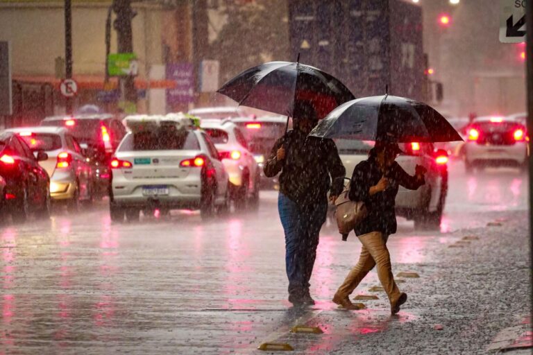 Instituto alerta para chuva forte em cidades do ES; veja previsão do tempo