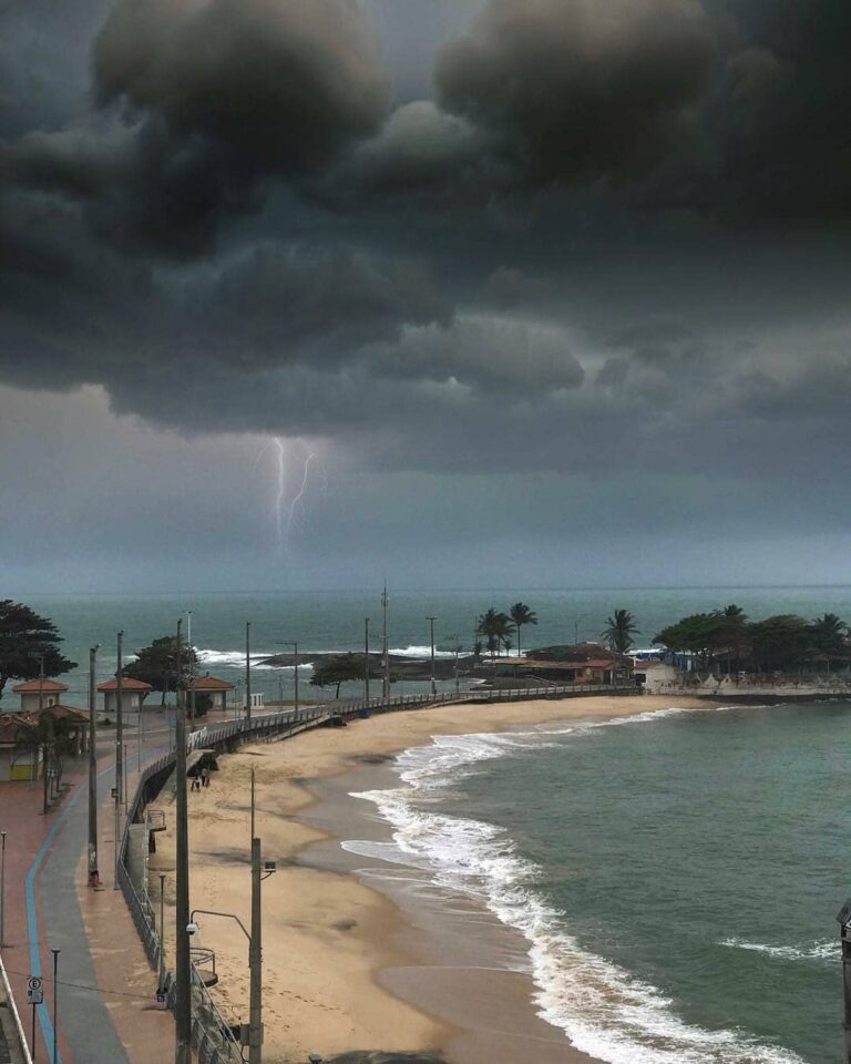 Instituto emite alerta de chuva forte e ventania para 20 cidades do ES