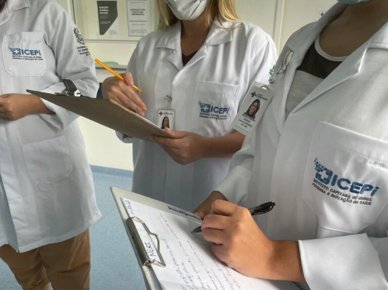 Edital seleciona 535 profissionais para formação na Atenção Primária à Saúde no Espírito Santo; salários podem chegar a R$15 mil