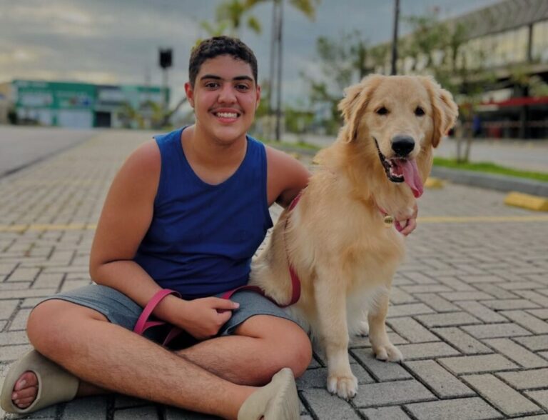 Mãe é novamente multada por deixar filho autista andar com cão na Serra