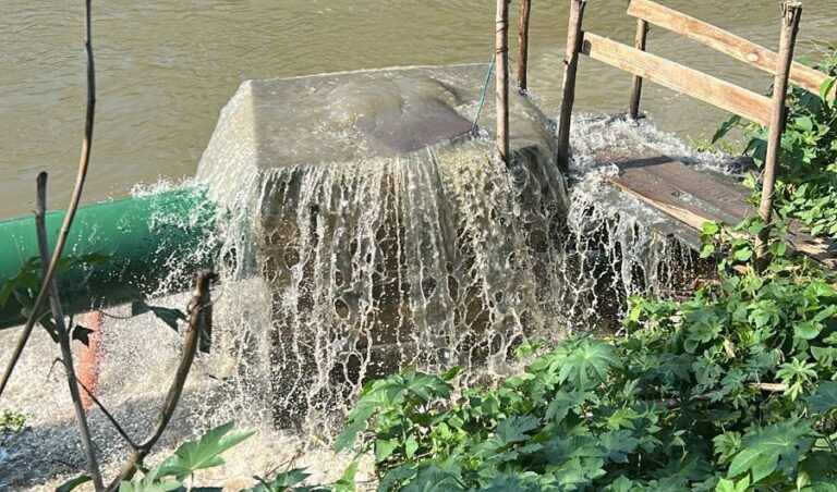 BRK Ambiental é flagrada em novo despejo de esgoto no Rio Itapemirim; multas se acumulam