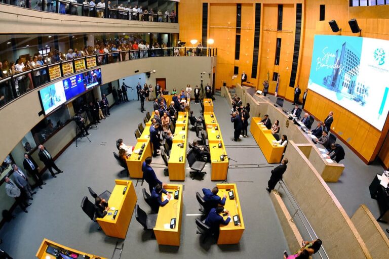 Assembleia aprova reajuste de 8% para servidores da Educação