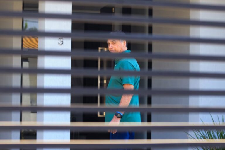 Moraes torna condenação definitiva e Bolsonaro já pode cumprir pena