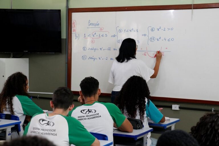 Servidores da Educação vão receber abono salarial de R$2.500