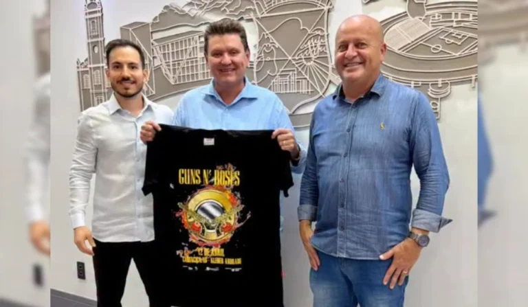 Prefeito de Cariacica recebe camiseta do Guns N’ Roses após polêmica sobre show no Kleber Andrade