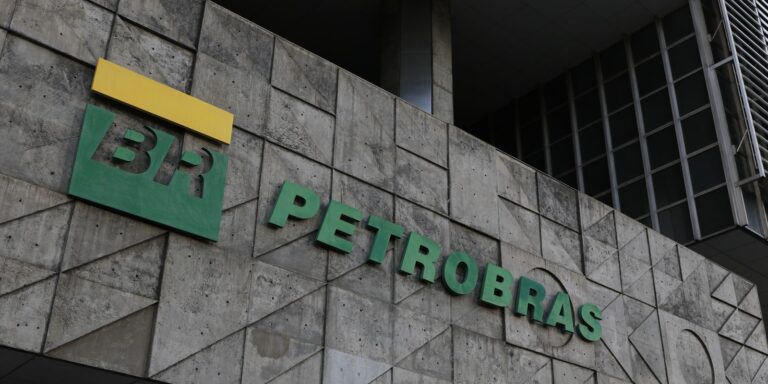 Petrobras pagará dividendos a acionistas em duas parcelas
