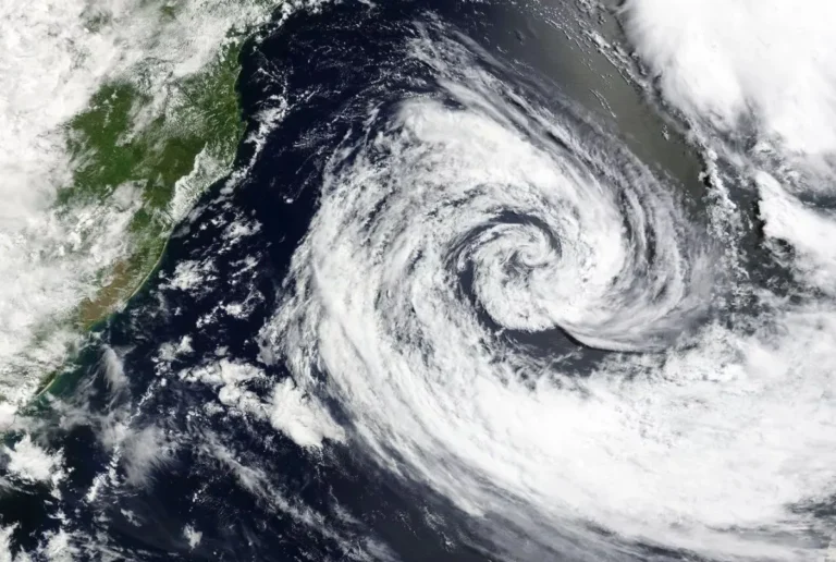 ES tem previsão de tempestade e ventos fortes com avanço de ciclone para oceano