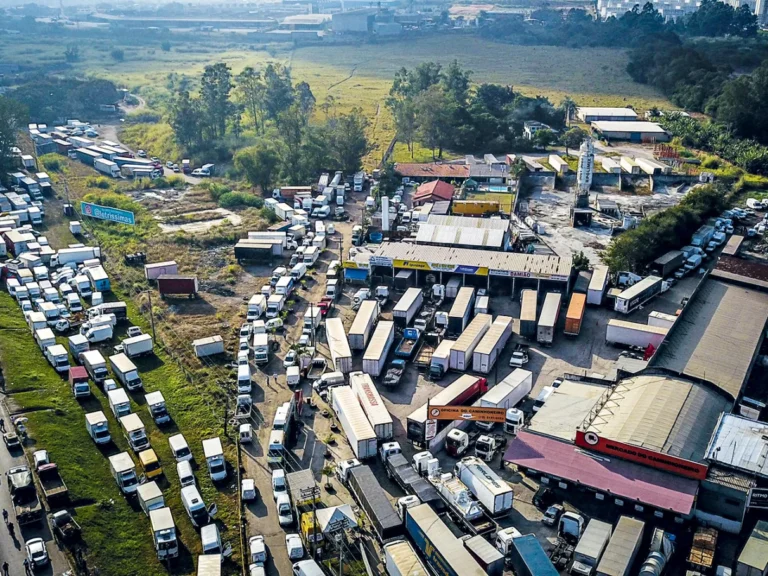 Caminhoneiros anunciam início de paralisação para quinta-feira(04)