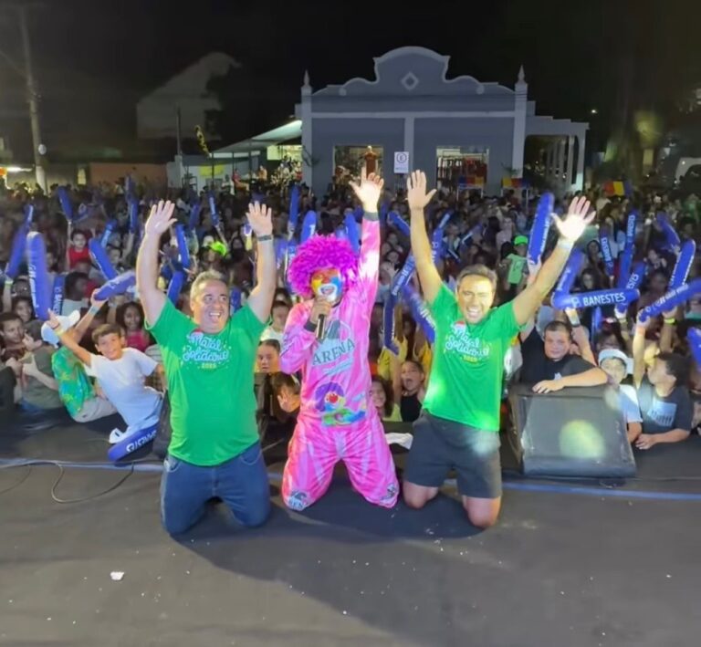 Natal Solidário lota praça central de Mimoso do Sul na noite desta segunda-feira(22)