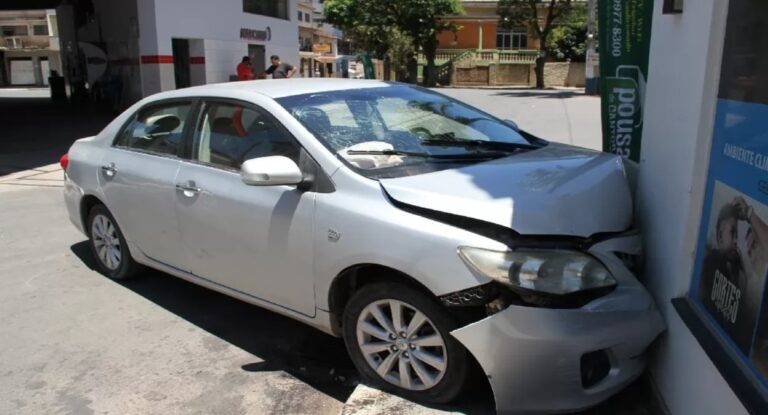 Motorista escapa após bater carro em muro em Mimoso do Sul