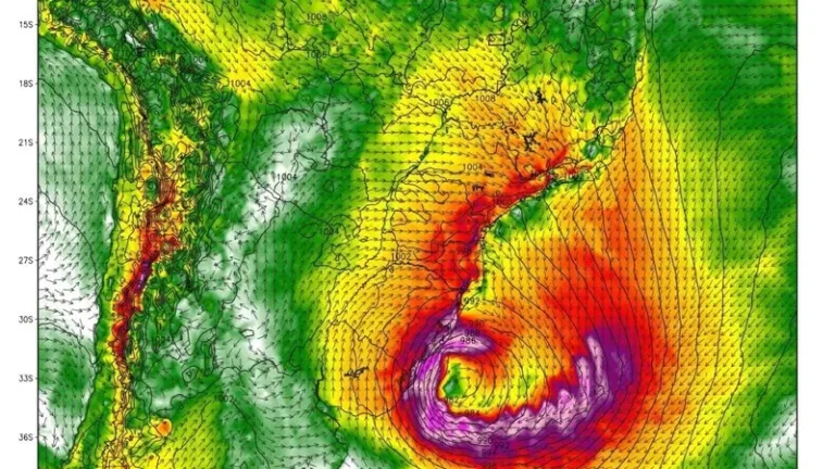Ciclone extratropical deve alcançar o Brasil com ventos de até 130 km/h e chuvas fortes — veja os estados em alerta