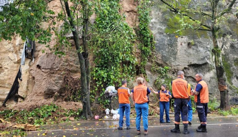 Defesa Civil Estadual avalia risco de deslizamento de rocha em rua de Cachoeiro