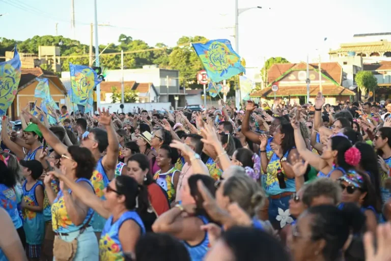 Bloco Bote Fé leva a religiosidade para a avenida durante o Carnaval de Marataízes