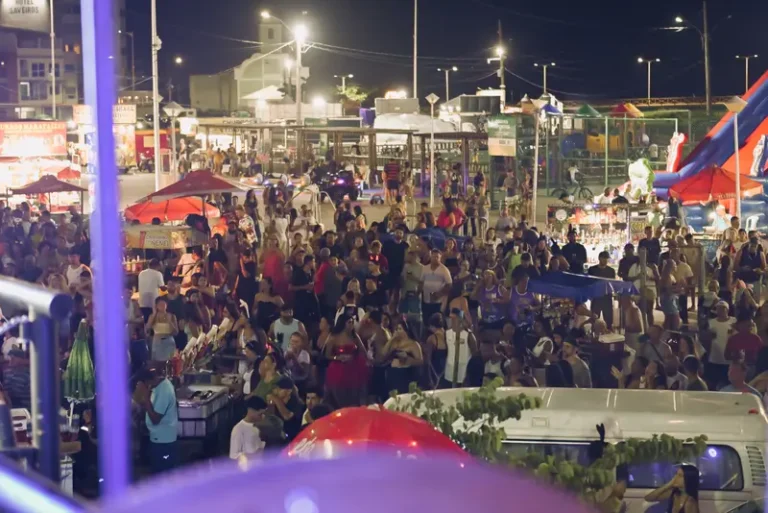Primeira noite do Carnaval 2026 arrasta multidão na Praia Central de Marataízes