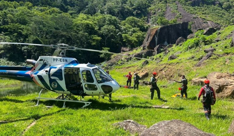 Atleta de wingsuit é resgatado por helicóptero após ficar preso em pedra em Castelo