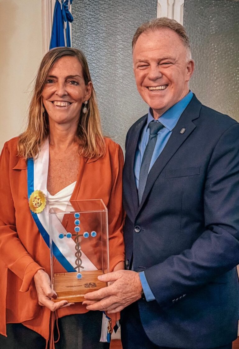Casagrande concede maior honraria à pesquisadora da polilaminina
