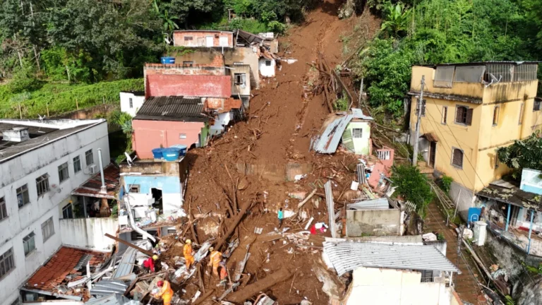 Chuvas na Zona da Mata de Minas deixam dezenas de mortos, desaparecidos e milhares fora de casa