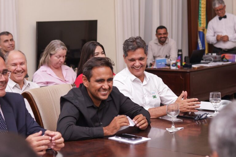 Ao lado de Casagrande e Ricardo, Peter Costa anuncia novo pacote de obras importantes para Mimoso, dias antes de sair para se candidatar a deputado