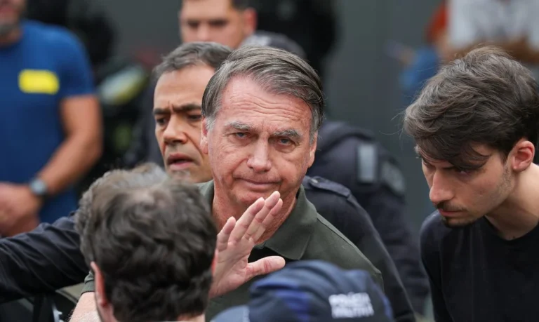 Bolsonaro está internado na UTI com broncopneumonia bacteriana bilateral