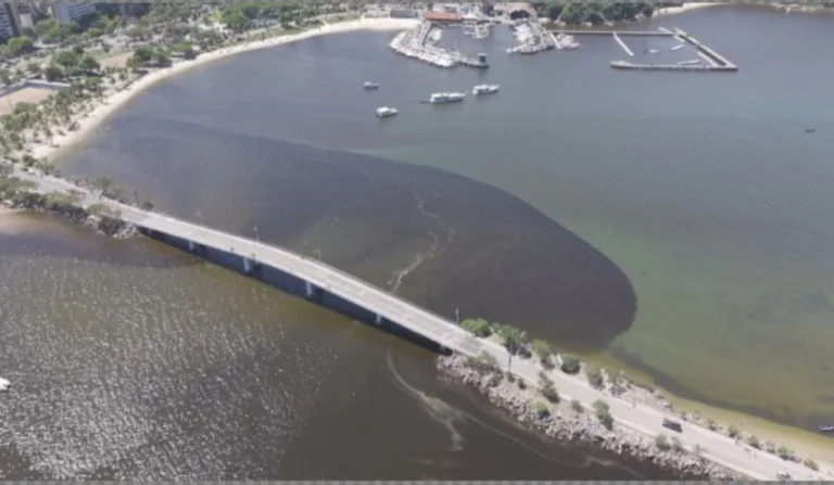 Mancha no mar de Vitória: Iema notifica Prefeitura e vai monitorar balneabilidade