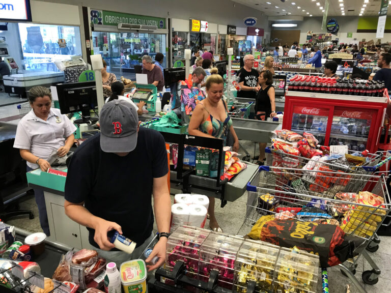 Supermercados terão horário de funcionamento estendido nesta sexta e sábado
