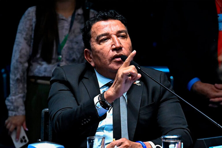 Senador Magno Malta passa mal e é levado para hospital em Brasília